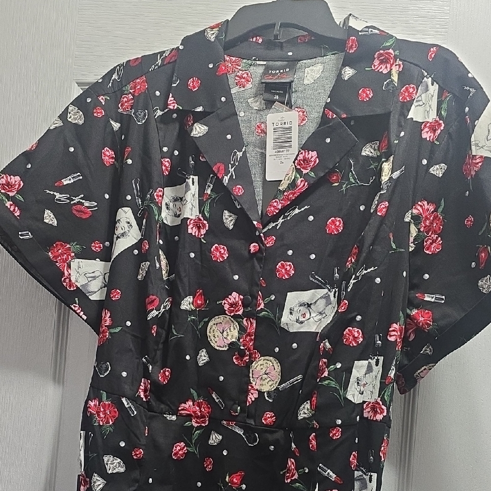 Torrid Black Marilyn Monroe Dress with Red Floral and Diamond Print. Size 26